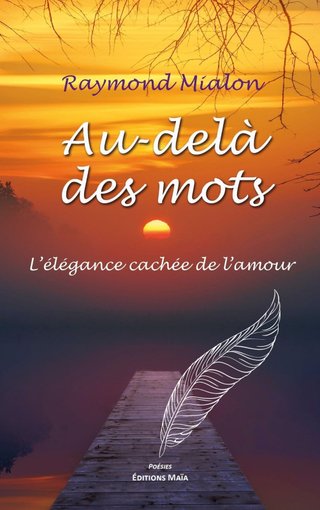 Couverture d’Au-delà des mots : un ponton qui s’avance vers un soleil couchant, une plume blanche