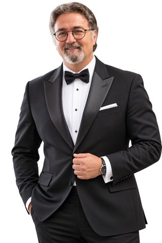 Portrait de Raymond Mialon en smoking, souriant