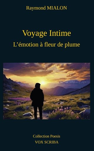 Couverture de Voyage intime : un marcheur de dos face à un paysage de montagnes au soleil couchant